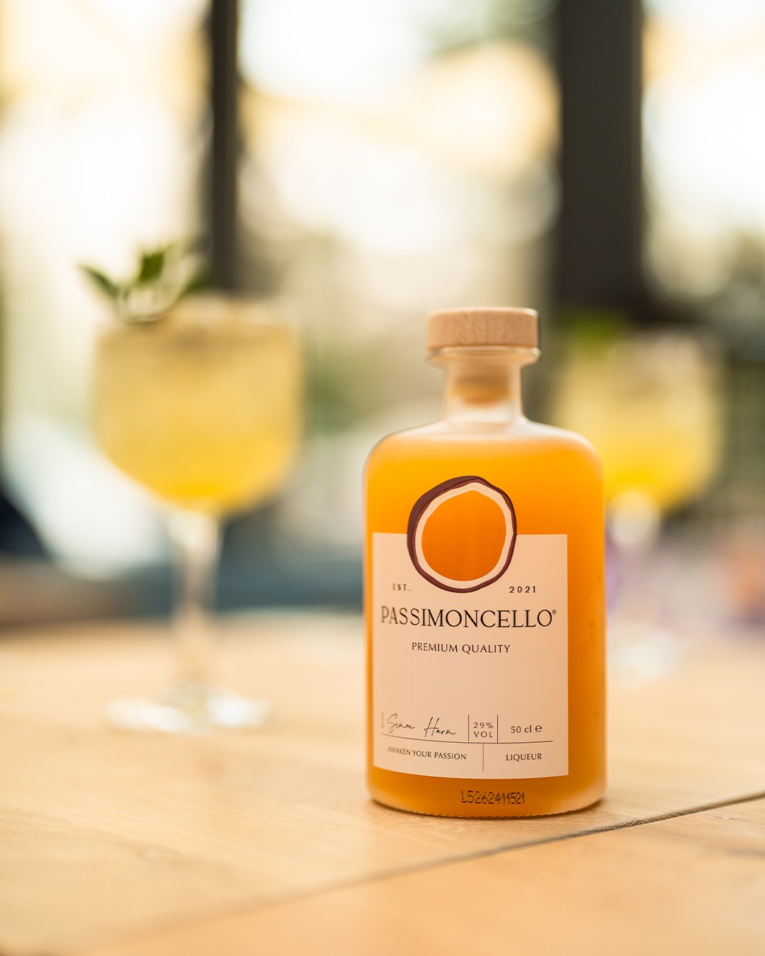 Passimoncello-Flasche in sommerlicher Umgebung