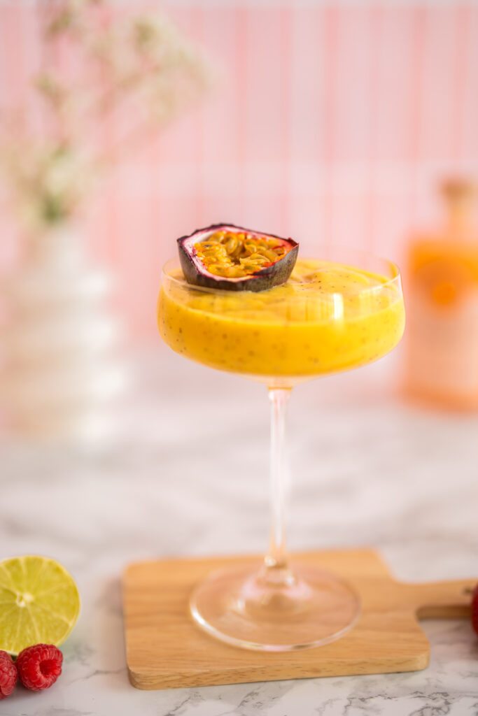 Passimoncello-Cocktail mit frischer Passionsfrucht