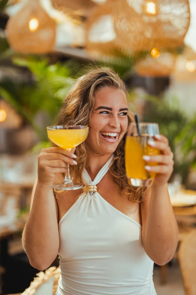 Passimoncello wird in ein Cocktailglas eingeschenkt